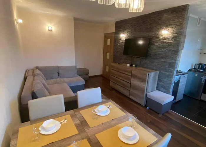 Szklarski Centrum * 斯克拉斯卡波伦巴